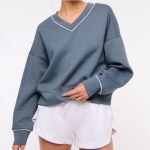 NWT Abercrombie YPB NEOKNIT V Neck
Sweatshirt in blue Size M